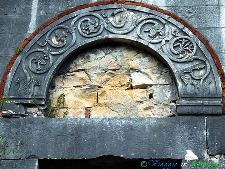 26-P8239621+.jpg - 26-P8239621+.jpg - La lunetta del portale laterale dell'antica chiesa di "S. Giovanni ad Insulam" (XII sec.).
